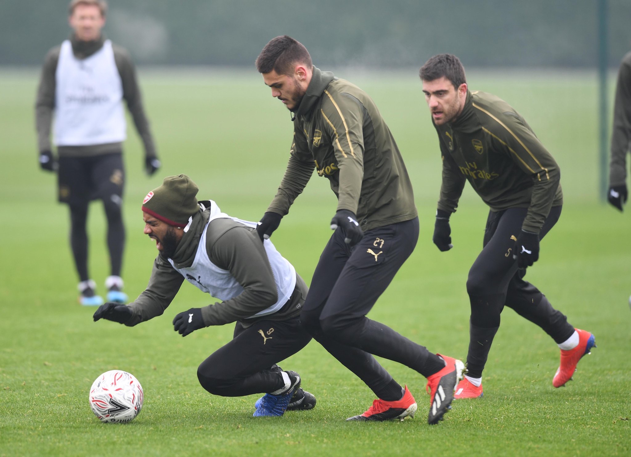 爱游戏包含太狠了！足总杯加时末段刷纪录山东泰山临场应变备战足总杯，集结日奥兰多魔术备战欧冠的词条